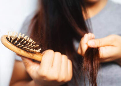 Caduta dei capelli in autunno: perché succede e come contrastare il problema